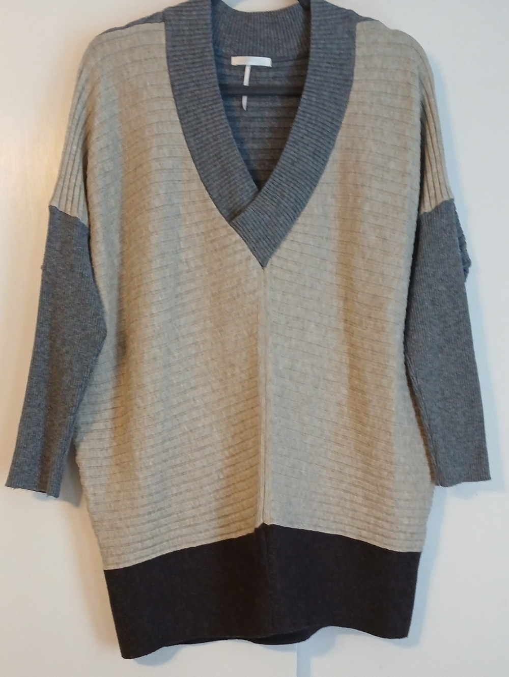 StitchDrop Colorblock Beige & Gray Long V-Neck Sweater in Size M